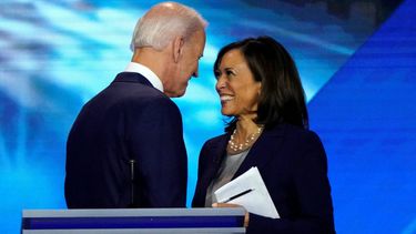 la senadora kamala harris, hija de inmigrantes, acompanara a biden en la formula democrata