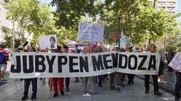 A horas del paro de la CGT, jubilados fueron acompañados por una multitud en una nueva ronda / Foto Archivo