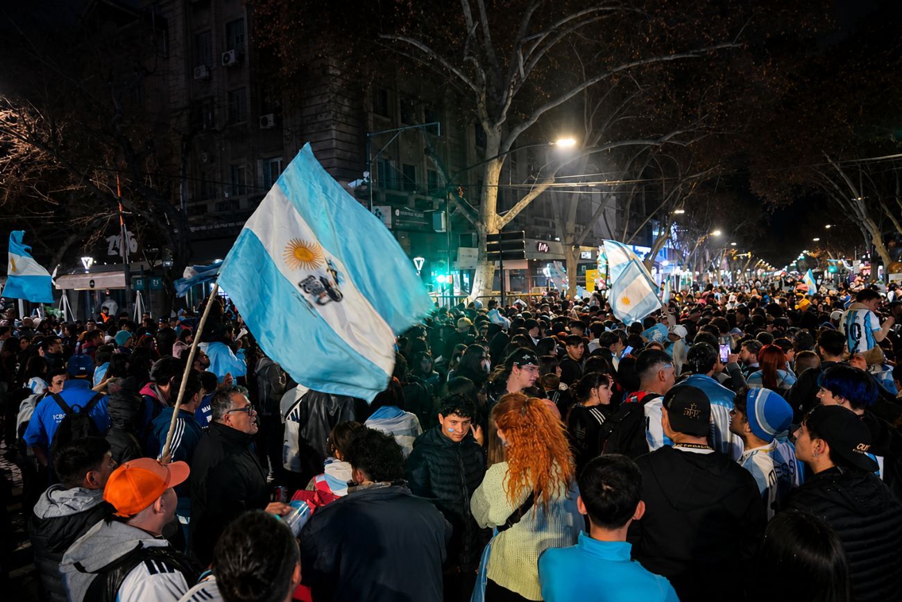 En distintos puntos de la provincia de Mendoza, familias y fanáticos se reunieron para expresar su apoyo.