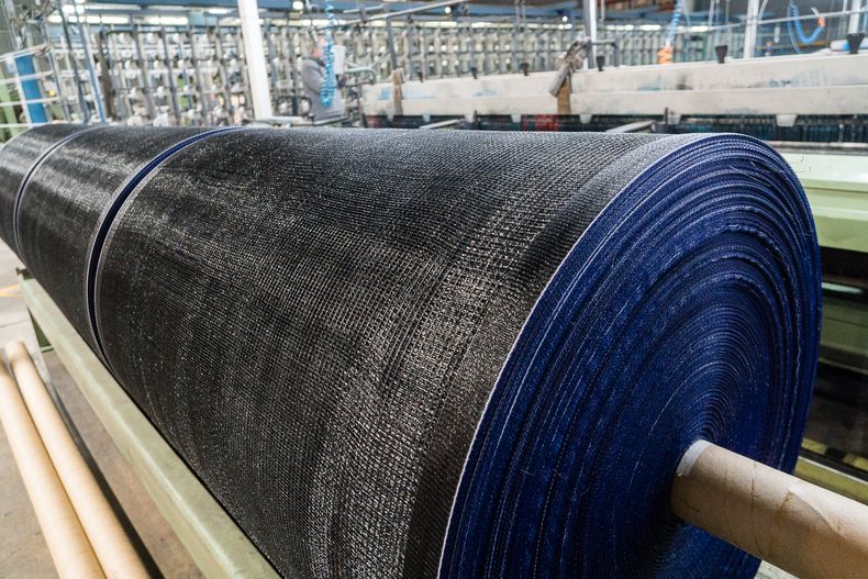 Un rollo de malla antigranizo listo para ser instalado. Cuánto suma en el presupuesto de cobertura de una finca