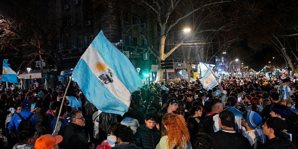 En distintos puntos de la provincia de Mendoza, familias y fanáticos se reunieron para expresar su apoyo.