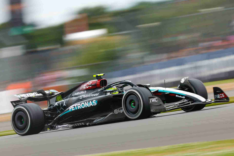 Lewis Hamiton metió un triunfazo en la dura Fórmula 1.