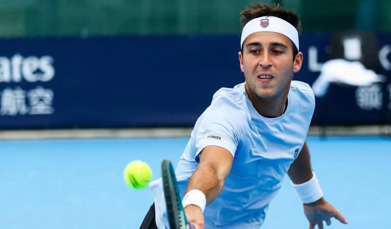 Tomás Etcheverry celebra su triunfo en el ATP 250 de Hangzhou.