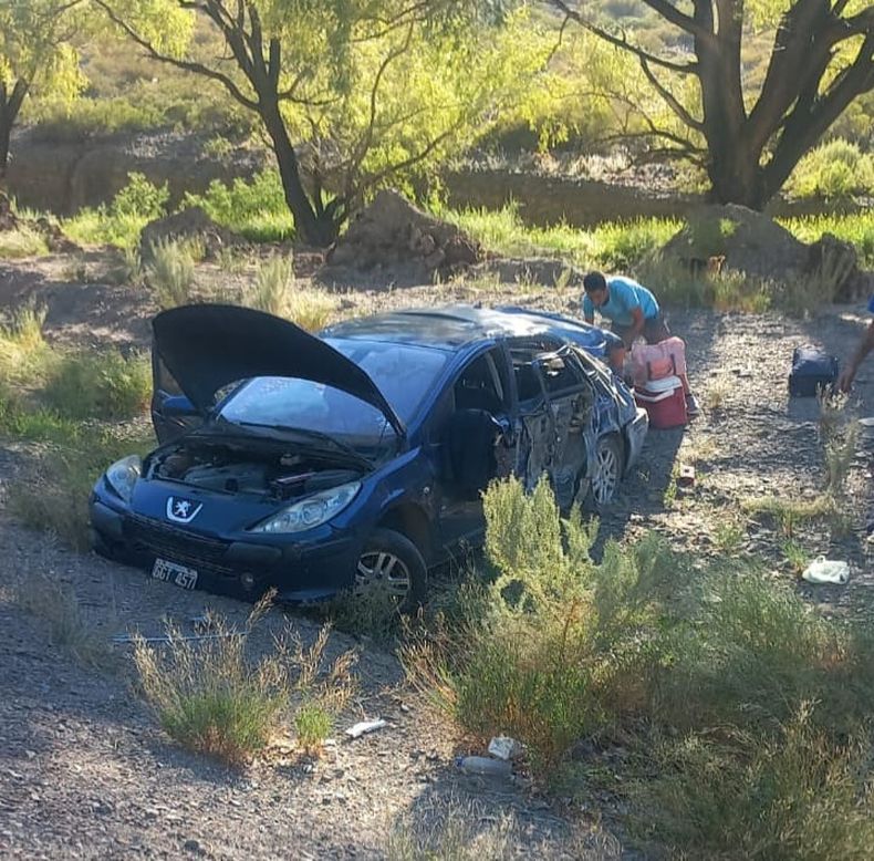 vuelco auto uspallata.jpeg