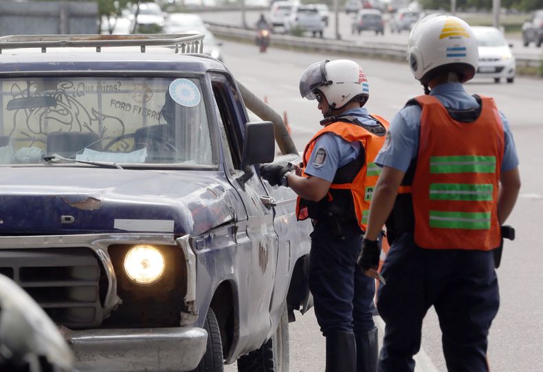 El régimen nacional de licencias indica que la edad mínima es 17 años para autos y motos.