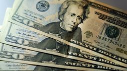El dólar oficial cerró a $ 105,88 y los bursátiles operan con alzas de hasta 2,4%