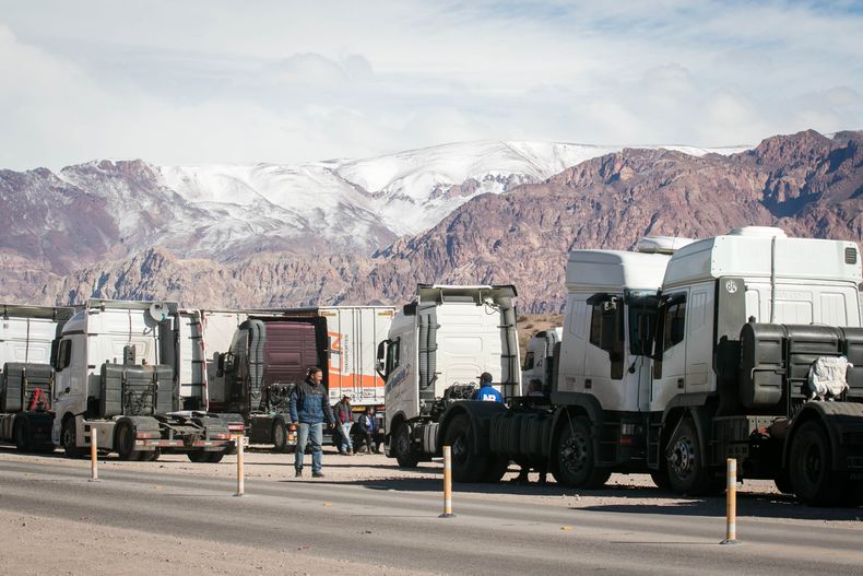 camioneros siguen varados en Alta Monta&ntilde;a.