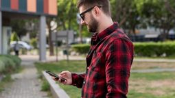 Caminar con el celular en la mano: qué dice la psicología sobre este hábito