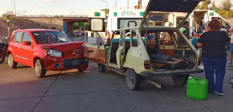Accidente vial: dos autos chocaron en la lateral del Acceso Este y un bebé resultó herido.&nbsp;