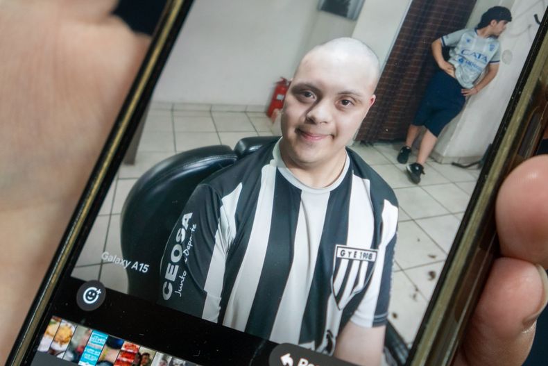 Cuando Gimnasia ascendió a Primera no sólo viajó a ver a su equipo sino que se peló, tras la victoria.