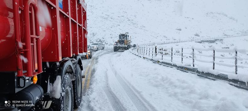 Vialidad trabaja para despejar la nieve de algunas rutas de Mendoza 