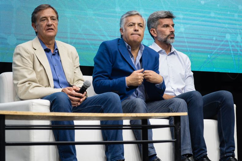 Alfredo Cornejo junto a Rodolfo Suarez y Ulpiano Suarez.