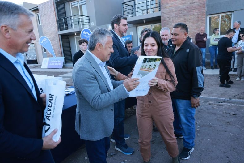 Alfredo Cornejo entregó más de 60 viviendas en el sur mendocino