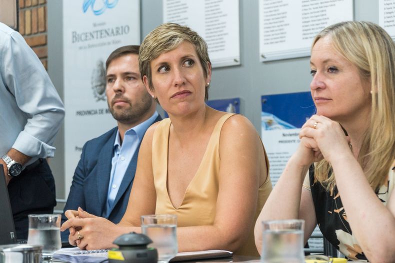 La ministra Latorre junto al director de Minería, al defender en nombre del Gobierno la reforma del Código Procesal de la minería en la Legislatura