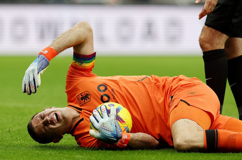 Emiliano Dibu Martínez y solo un susto su salida del campo de juego.
