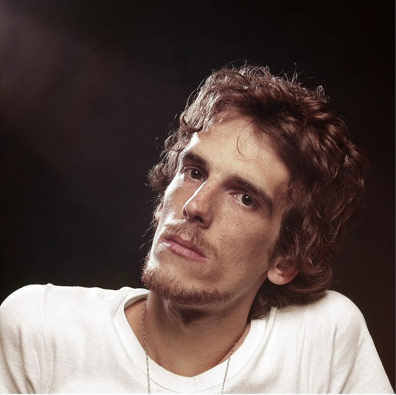 1200px-Luis_Alberto_Spinetta.jpg