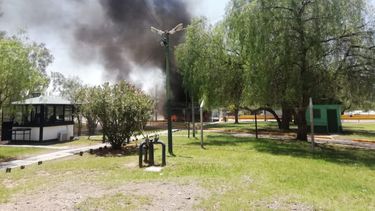 Un colectivo se prendió fuego en el predio de la UNCuyo