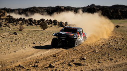 Saood Variawa celebra su victoria en la Etapa 8 del Rally Dakar 2026 con Toyota.