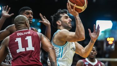 Campazzo, una de las figuras del duelo disputado en Obras.
