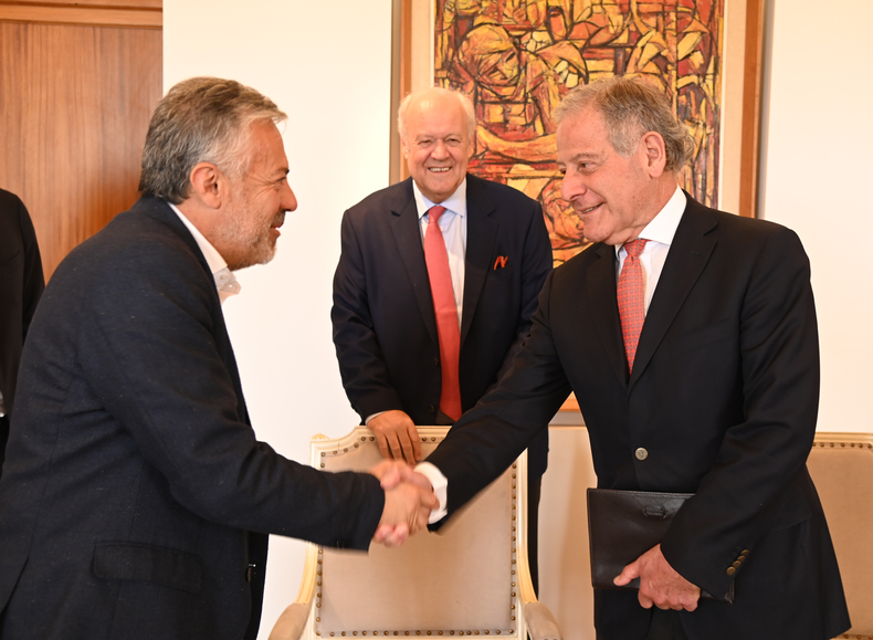 El gobernador Alfredo Cornejo mantuvo un encuentro con representantes del empresa de minería Kobrea, que promete una inversión de 20 millones de dólares.