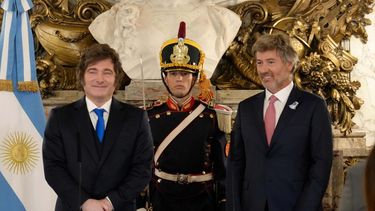 El nuevo funcionario movió piezas en su cartera. El nuevo funcionario movió piezas en su cartera.