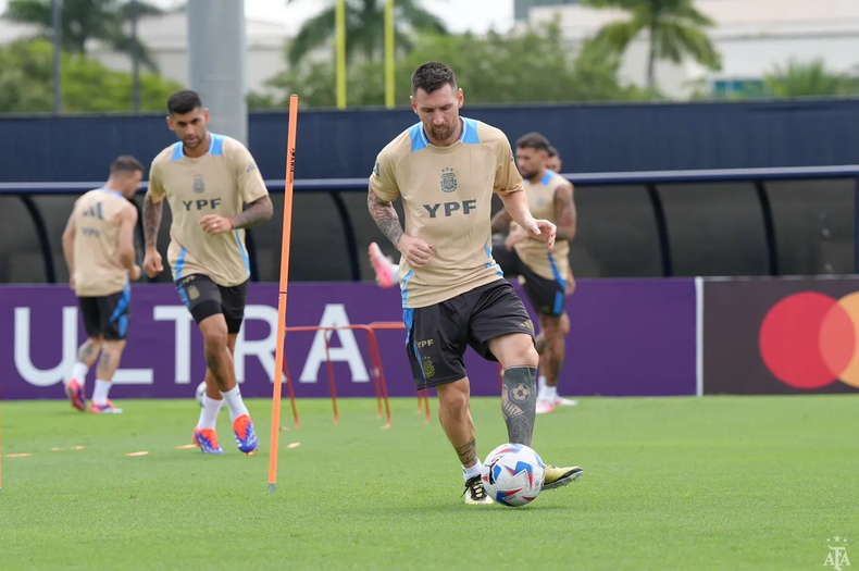 El rosarino no podrá darle su fútbol al equipo.