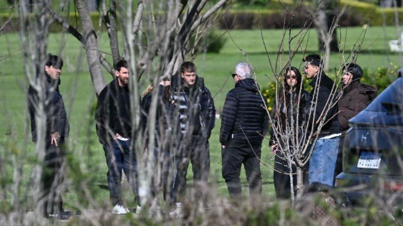 Lionel Messi junto a su madre, Celia, y sus hermanos, en el funeral de Jorge Messi.