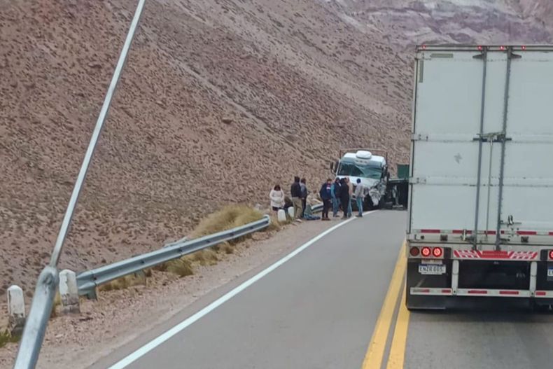 Un camionero resultó herido tras un importante accidente vial en la ruta hacia Chile
