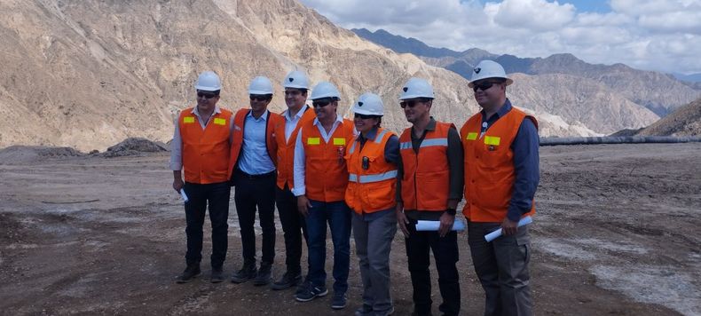 El gobernador Marcelo Orrego (centro) junto al ministro de Minería y la directiva de Gualcamayo. Durante la recorrida apoyó el RIGI y habló de las oportunidades de Mendoza.