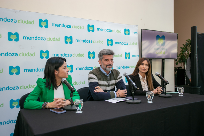 Ulpiano Suarez presentó un Hackathon.