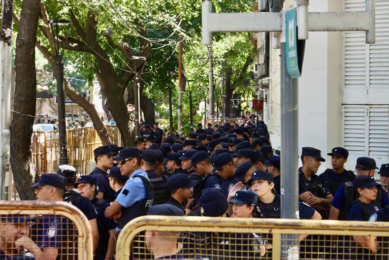 Los gremios agrupados en la Confederación General del Trabajo de la República Argentina y las dos CTA se manifiestan en la provincia de Mendoza.