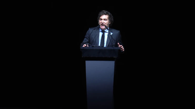 Javier Milei se presenta en el Movistar Arena: música, feria y fuerte presencia política.