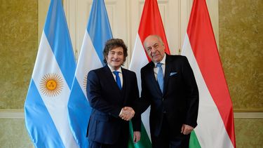 El mandatario llegó del exterior y emprendió una guerra tuitera. El mandatario llegó del exterior y emprendió una guerra tuitera.