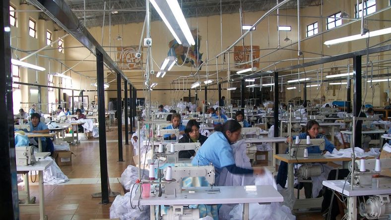 La industria cayó 0,7% interanual en septiembre y el sector textil lidera las pérdidas