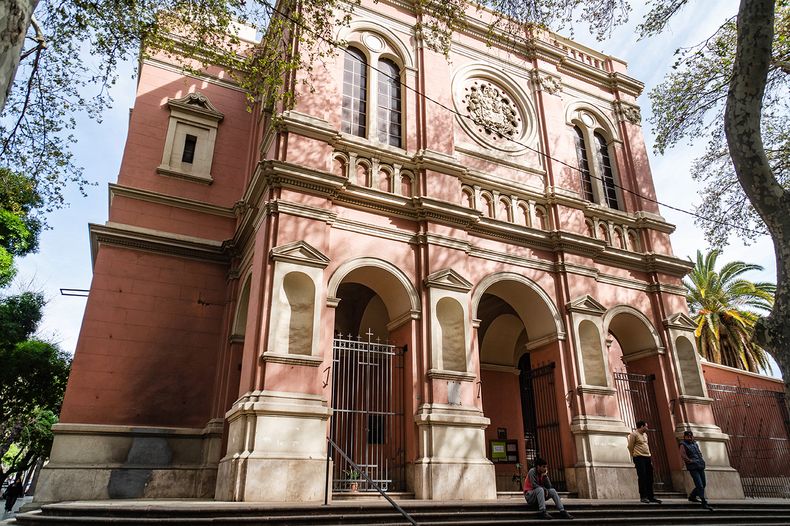 La Basílica de San Francisco está ubicada en la esquina de avenida España y Necochea, en pleno centro de la Ciudad de Mendoza.