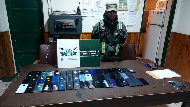 celulares contrabando gendarmeria.jpeg
