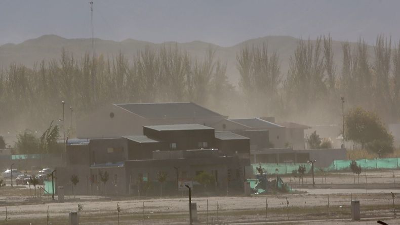 Zonda en Mendoza: un departamento de la provincia suspendió las clases presenciales.