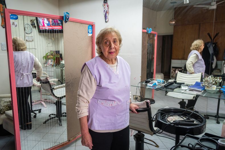 Es peluquera desde hace cinco décadas, fue reconocida por el municipio y sus clientas ya son su familia