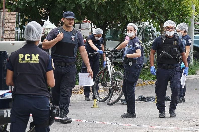 El robo de una bicicleta en una casa de&nbsp;Las Heras&nbsp;terminó con un presunto ladrón muerto,&nbsp;luego de que una de las víctimas del atraco persiguiera al acusado a bordo de su camioneta hasta atropellarlo, por lo que producto de la colisión, el acusado falleció.