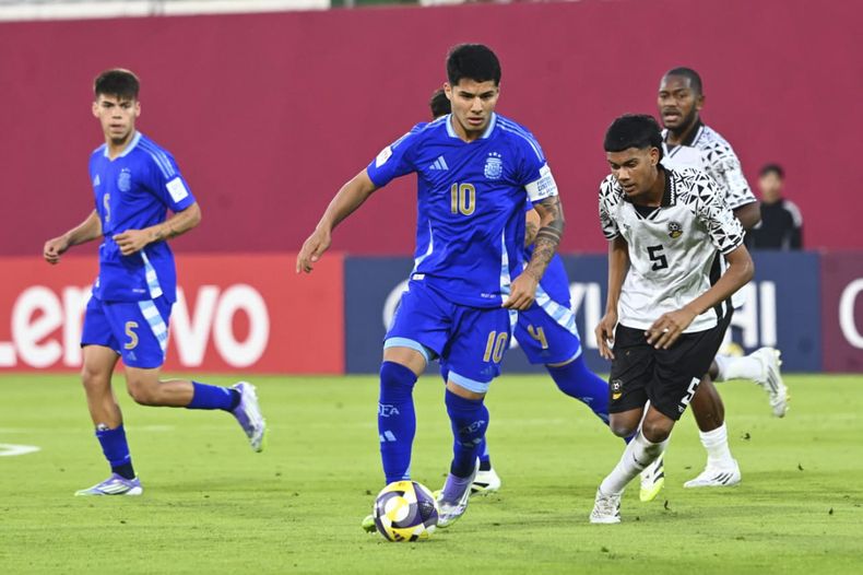La Selección de fútbol de Argentina Sub 17, dirigida por Diego Placente, goleó esta mañana por 7 a 0 a Fiji.