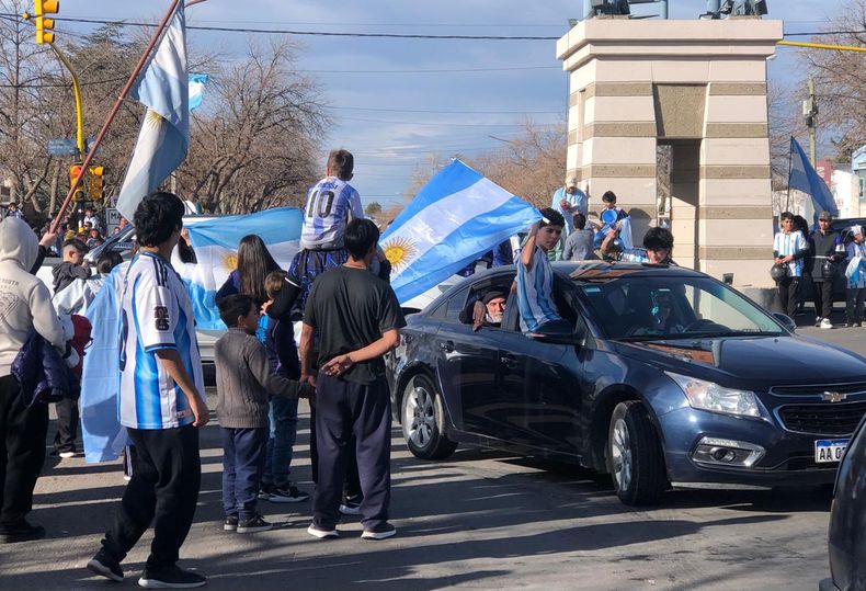 En el sur mendocino, los vecinos de Malargüe volvieron a colmar las inmediaciones de San Martín y Roca. 