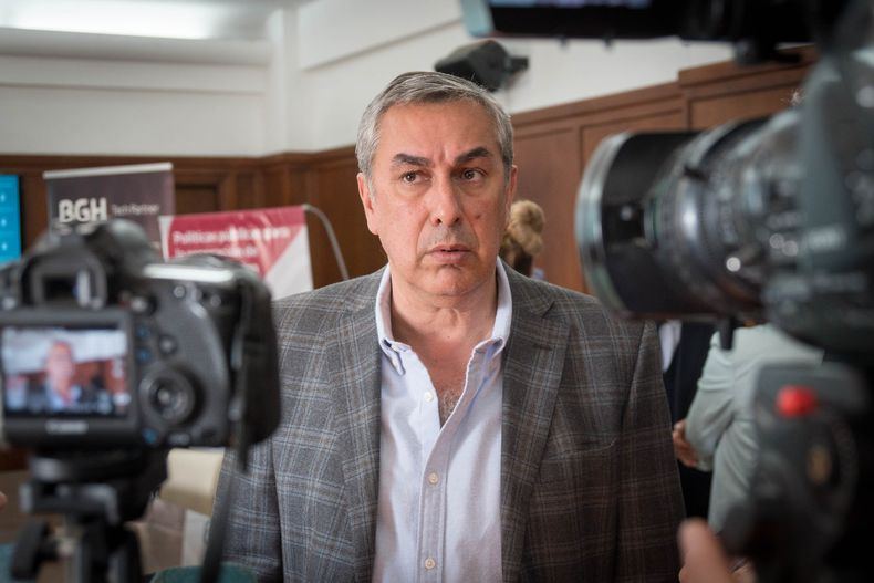 Enrique Vaquié debió suspender dos veces una gira en Buenos Aires por cambios en Casa Rosada. Rodolfo Suarez denunció que hay un 