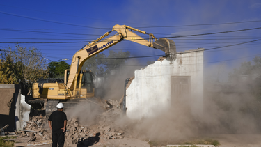 Guaymallén avanza contra el delito: derriban casas usadas como aguantaderos y narcobunkers Guaymallén avanza contra el delito: derriban casas usadas como aguantaderos y narcobunkers