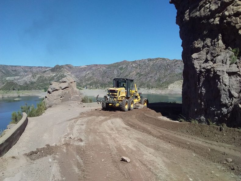 Avanzan los trabajos de despeje del camino del Cañón del Atuel