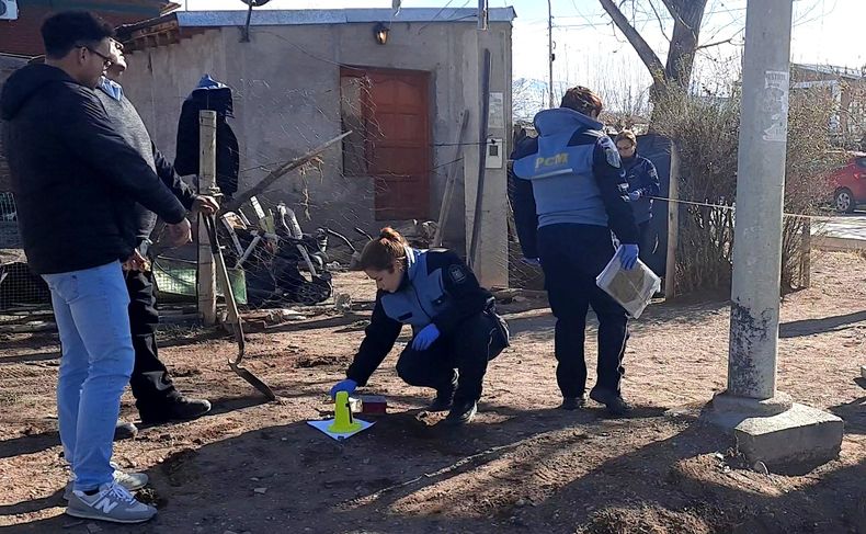 Momentos en que Policía Científica encontró restos de un  proyectil de arma de fuego en medio de la investigación por el homicidio de Kevin González.
