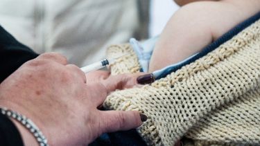 El calendario de vacunación infantil mejoró en 2025, aunque persisten desafíos en la cobertura
