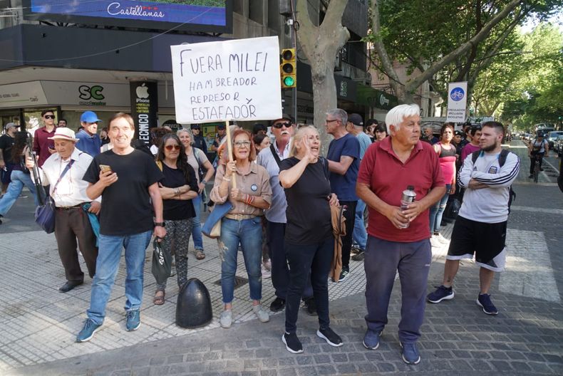 Voces en contra de Milei se manifestaron en la capital mendocina. 