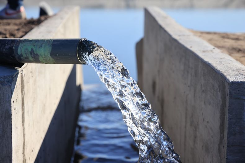 El Gobierno de Mendoza contraerá un préstamo millonario para ampliar la red de agua potable.