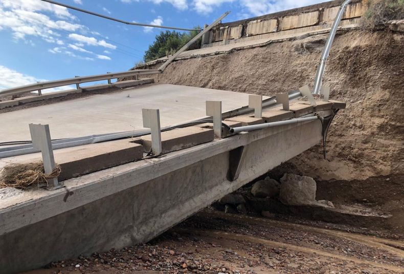 Puente caído sobre la ruta 40