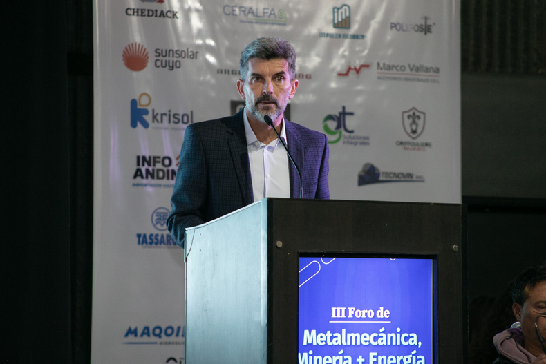 Ulpiano Suarez en la apertura del foro.